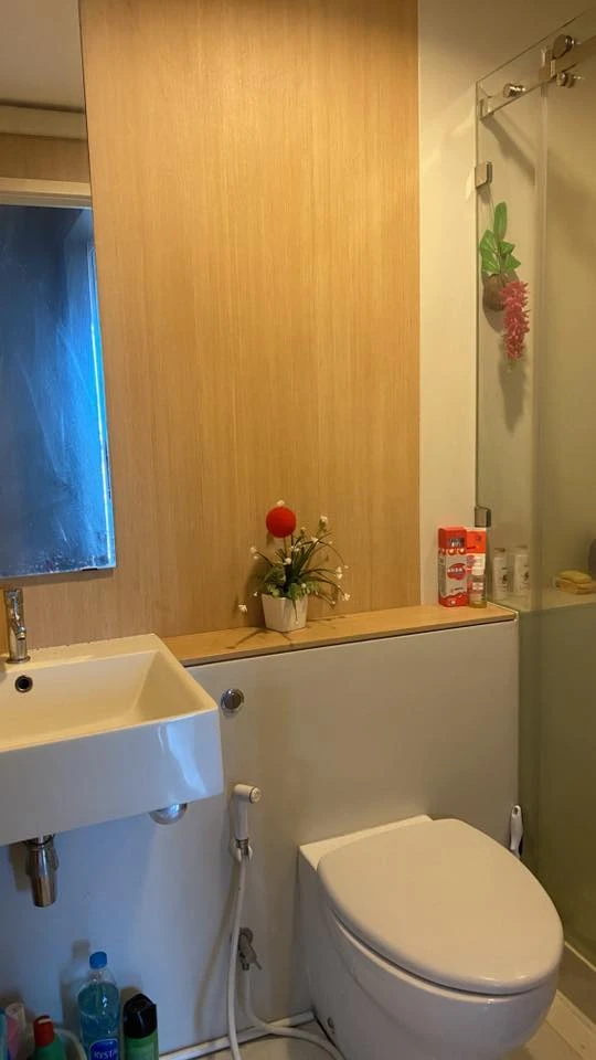 ให้เช่า Aspire รัชดา-วงศ์สว่าง หันหน้าทางรถไฟฟ้า ไม่บล็อกวิว ห้องไม่ร้อน ลมเย็นสบายทั้งวัน เฟอร์นิเจอร์ครบ จองเลย