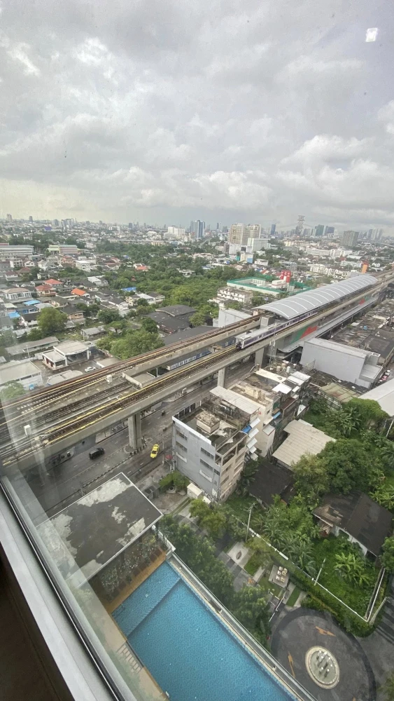 ให้เช่า Aspire รัชดา-วงศ์สว่าง หันหน้าทางรถไฟฟ้า ไม่บล็อกวิว ห้องไม่ร้อน ลมเย็นสบายทั้งวัน เฟอร์นิเจอร์ครบ จองเลย