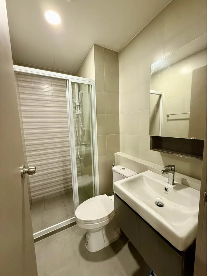 ให้เช่า Aspire Sukhumvit - Rama 4 ห้องน่าอยู่ เฟอร์นิเจอร์ครบครัน มองเห็นวิวสระว่ายน้ำ จองเลย