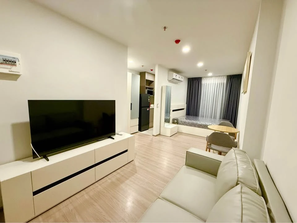 ให้เช่า Aspire Sukhumvit - Rama 4 ห้องน่าอยู่ เฟอร์นิเจอร์ครบครัน มองเห็นวิวสระว่ายน้ำ จองเลย