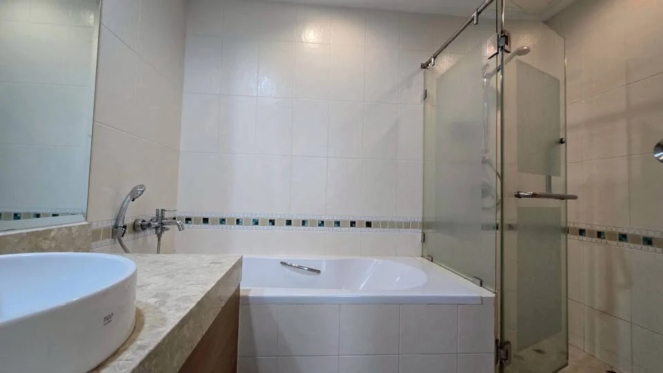 ให้เช่า Baan Siri Sukhumvit Soi 10  ห้องพร้อมอยู่ เฟอร์พร้อม หิ้วกระเป๋ามาได้เลย!!