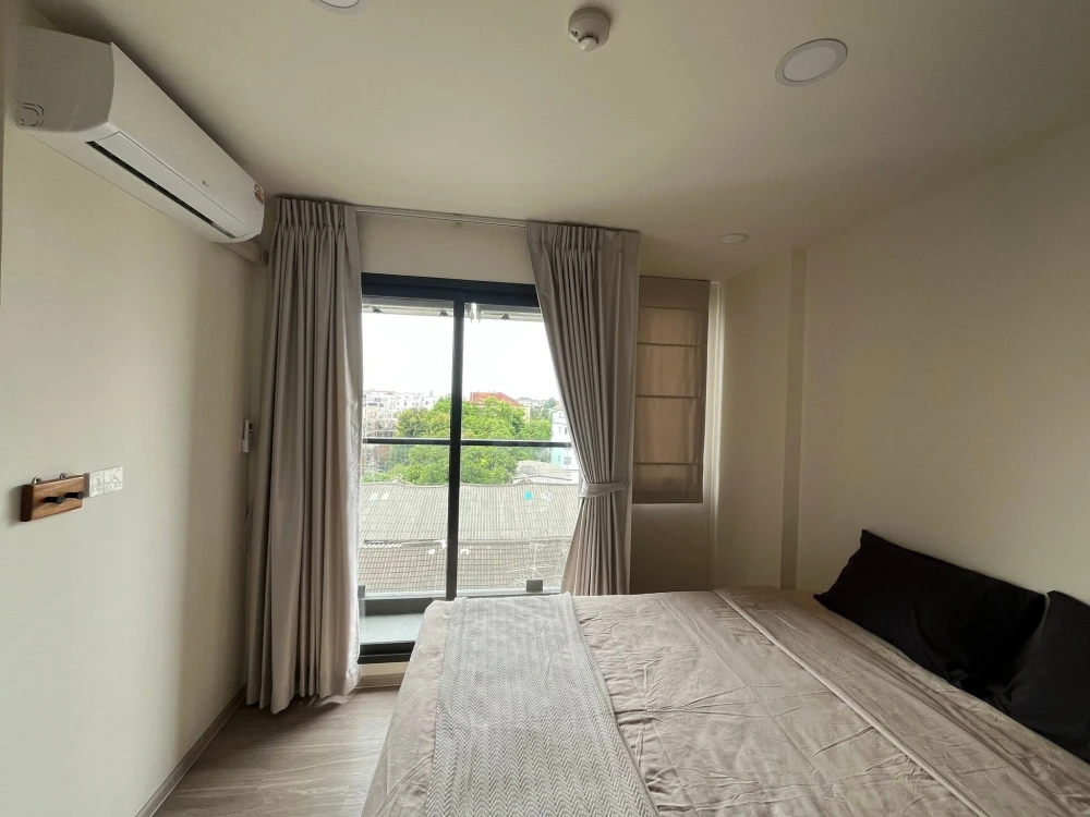 ให้เช่า Beat Sukhumvit ตึก B ชั้น 6 ใกล้ลิฟต์ บแดดเช้า มองออกไป มีวิวต้นไม้ ห้ามพลาด