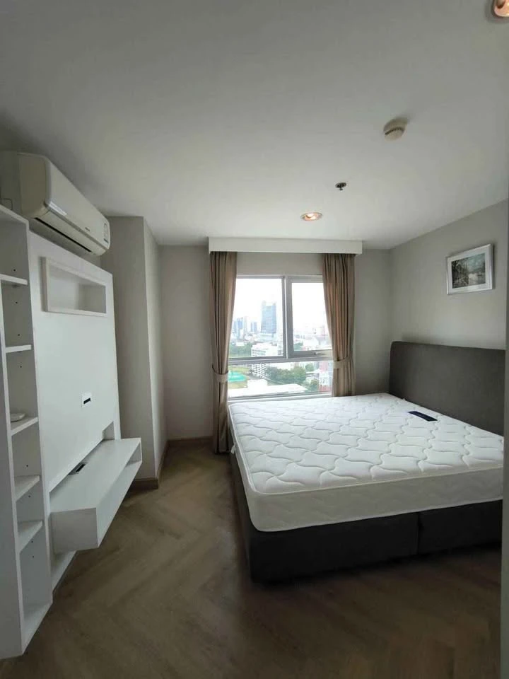 For rent: Belle Grand Rama 9, very high floor unit with view of Government Savings Bank, 2 bedrooms. Don't miss out!