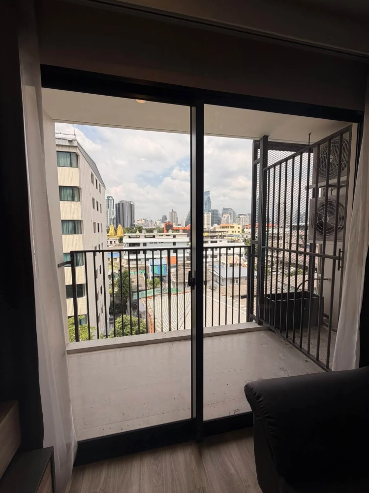 ให้เช่า Blossom Condo @ Sathorn–Charoenrat ห้องนั่งเล่นแยกส่วน พร้อมระเบียง ที่นอนเกรดพรีเมียม ระบายอากาศดี นอนสบาย ต้องจอง