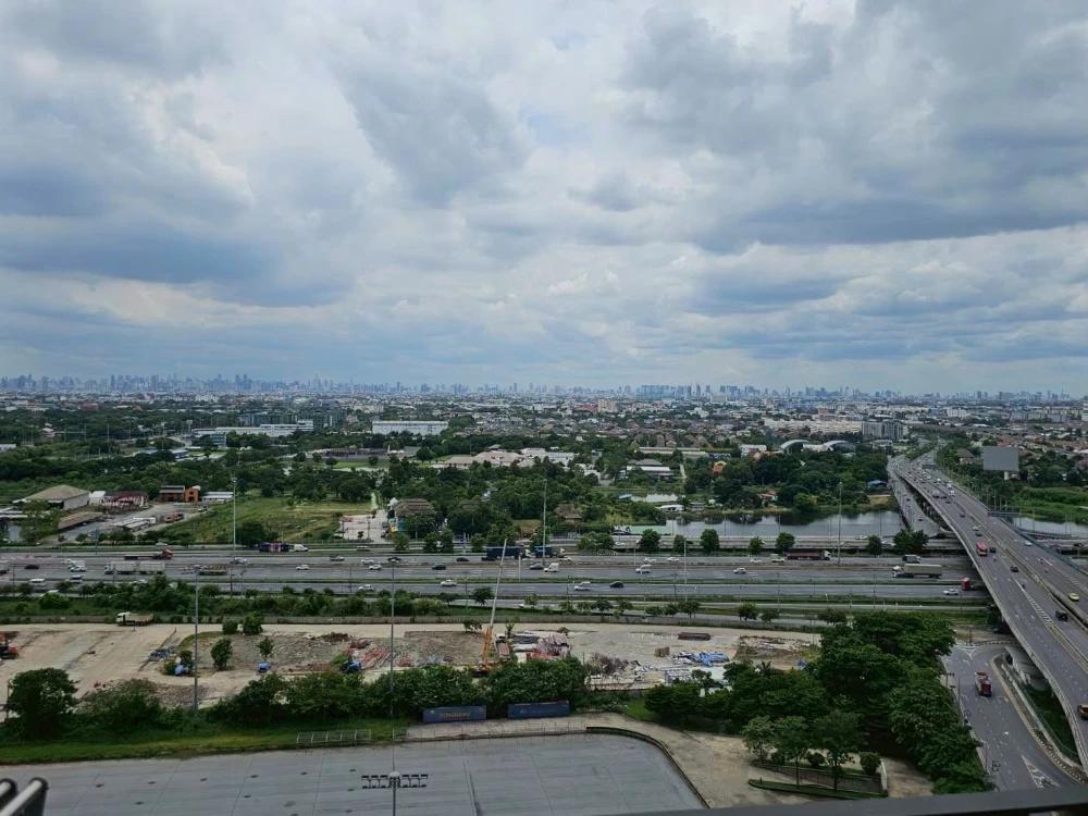 ให้เช่า Blossom condo @fashion ห้อง Duplex ชั้น 14 วิวติดฝั่งมอเตอร์เวย์ พร้อมเฟอร์แน่นๆ สนใจจองเลย