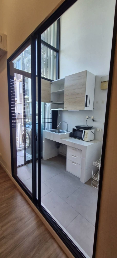 ให้เช่า Blossom condo @Fashion แบบ duplex บุฉนวนกันความร้อนเต็มผนังห้องรับแขก **ประหยัดค่าแอร์และหน้าร้อนจะไม่ร้อนมากเหมือนห้องอื่น** จองเลย