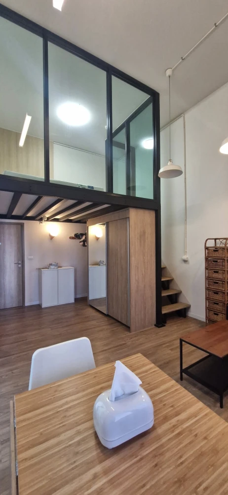 ให้เช่า Blossom condo @Fashion แบบ duplex บุฉนวนกันความร้อนเต็มผนังห้องรับแขก **ประหยัดค่าแอร์และหน้าร้อนจะไม่ร้อนมากเหมือนห้องอื่น** จองเลย