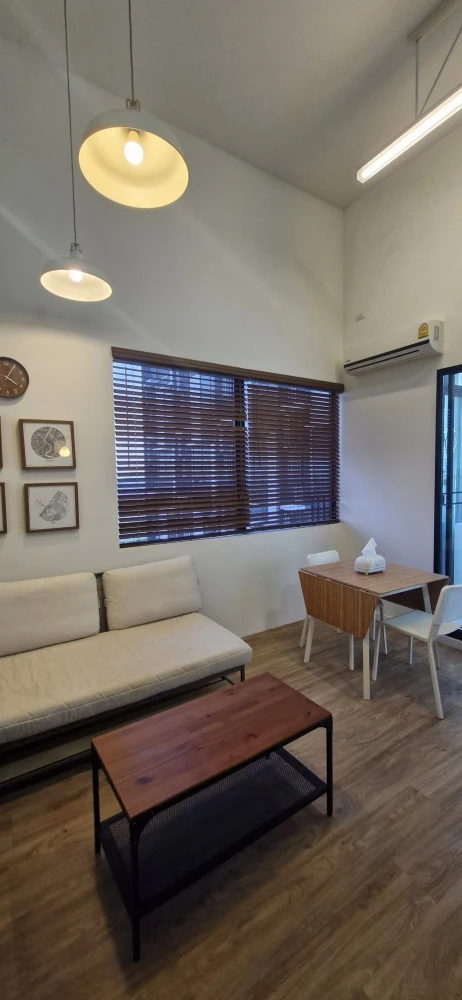 ให้เช่า Blossom condo @Fashion แบบ duplex บุฉนวนกันความร้อนเต็มผนังห้องรับแขก **ประหยัดค่าแอร์และหน้าร้อนจะไม่ร้อนมากเหมือนห้องอื่น** จองเลย