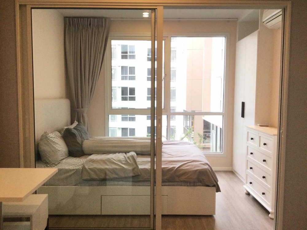 For rent: Blue Phahonyothin 35. Each room is partitioned into separate, well-defined zones. Excellent value! Don't miss out!