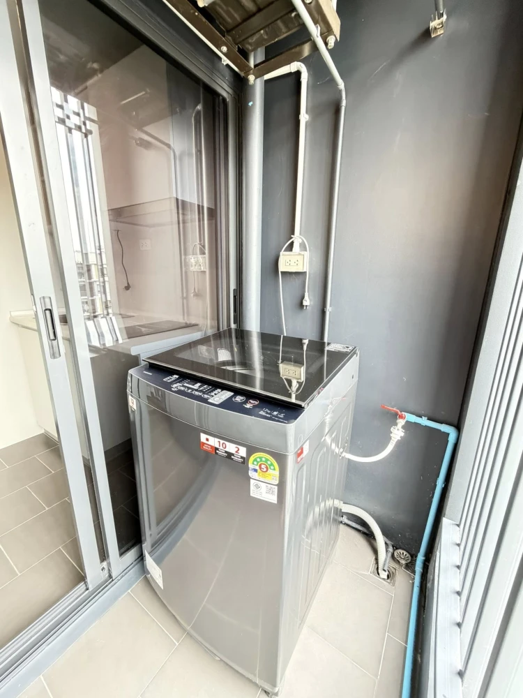 ให้เช่า Blue Sukhumvit 105 ชั้นบนสุด อากาศดี ห้องสวยตกแต่งครบ หิ้วกระเป๋าเข้าอยู่ได้เลย เฟอร์นิเจอร์และเครื่องใช้ไฟฟ้าครบ