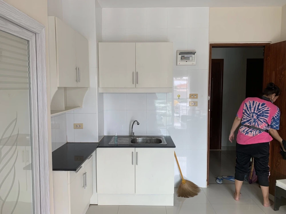 ให้เช่า CC Condominium 2 1 ห้องนอน 1 ห้องน้ำ มาพร้อมเฟอร์นิเจอร์ครบครัน หิ้วกระเป๋าเข้าอยู่ได้เลยจ้า