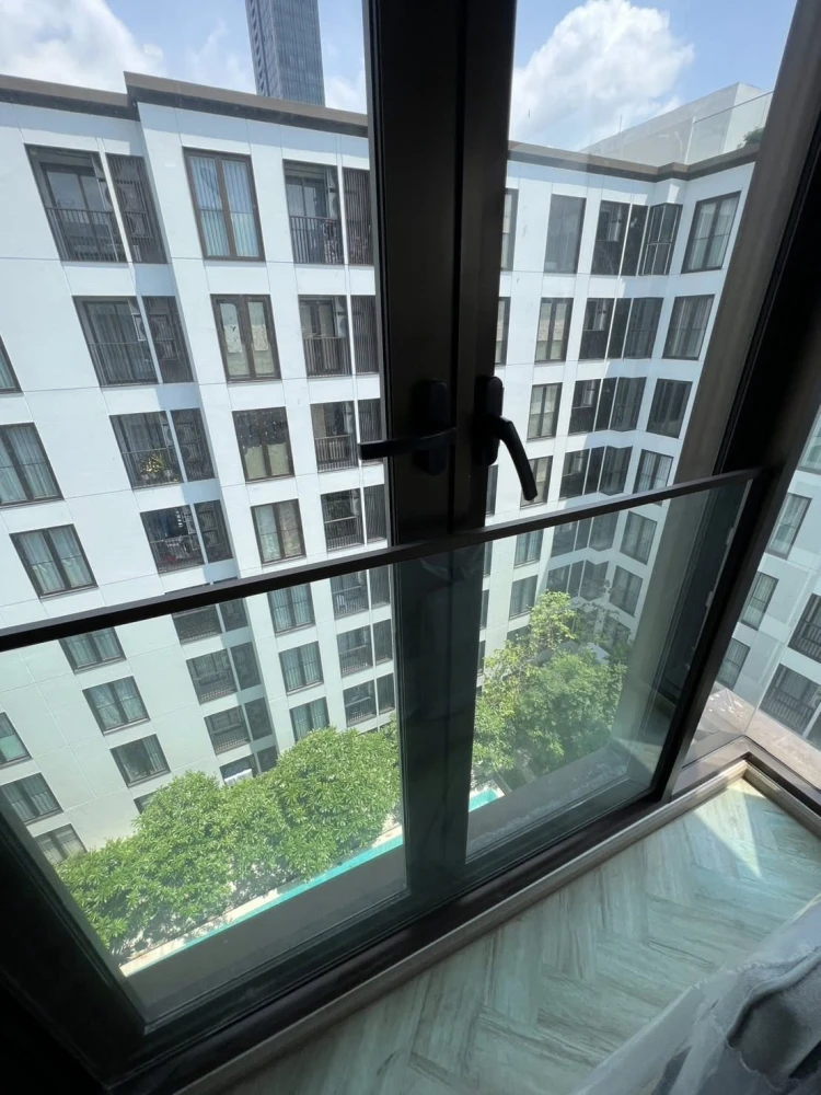 ให้เช่า Chapter Thonglor 25 ห้องมุมคนไม่พลุกพล่าน มาพร้อมเฟอร์ครบครัน เห็นวิวสระ จองเลย