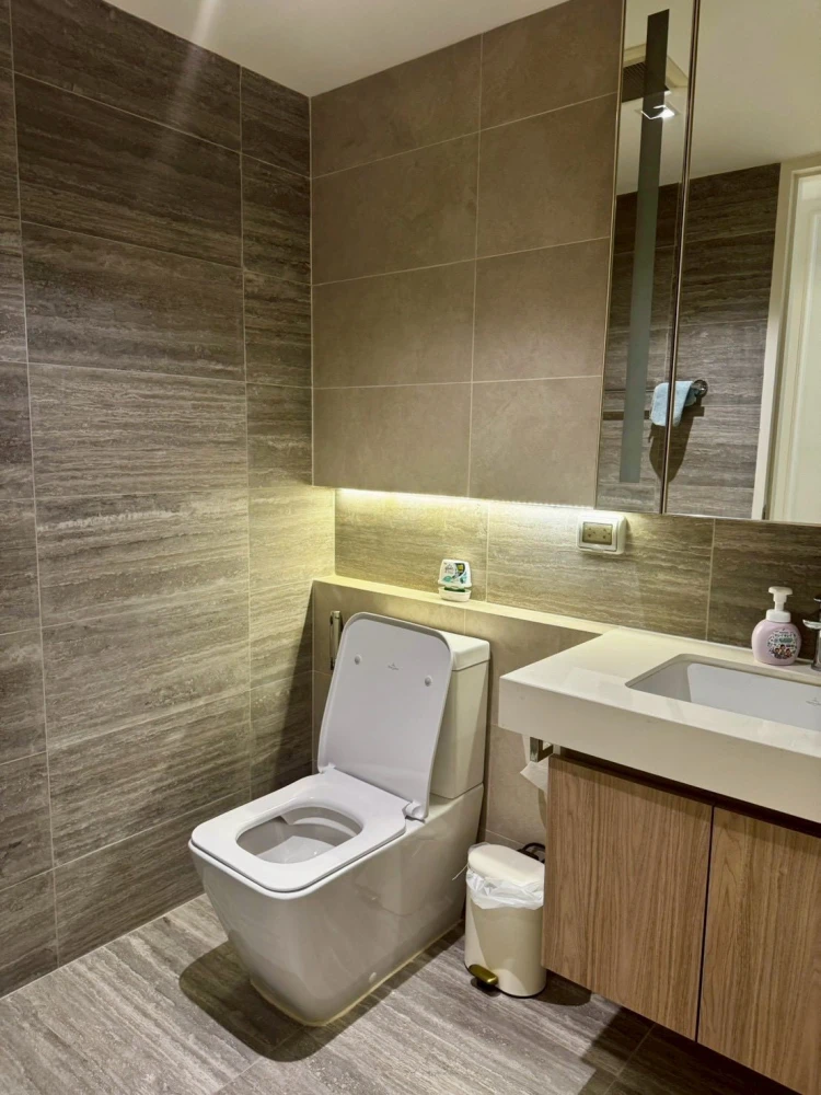 ให้เช่า Craft Ploenchi สัมผัสชีวิตที่เงียบสงบและทันสมัยในคอนโดมิเนียม 2 ห้องนอนที่กว้างขวางแห่งนี้ สนใจจองเลย