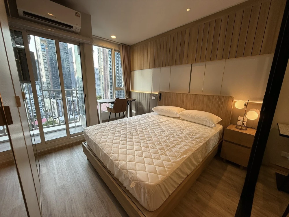 For rent: Culture Thonglor, a beautifully decorated room with a theme, built-in headboard, and quality furniture. Fully furnished. Reserve now!