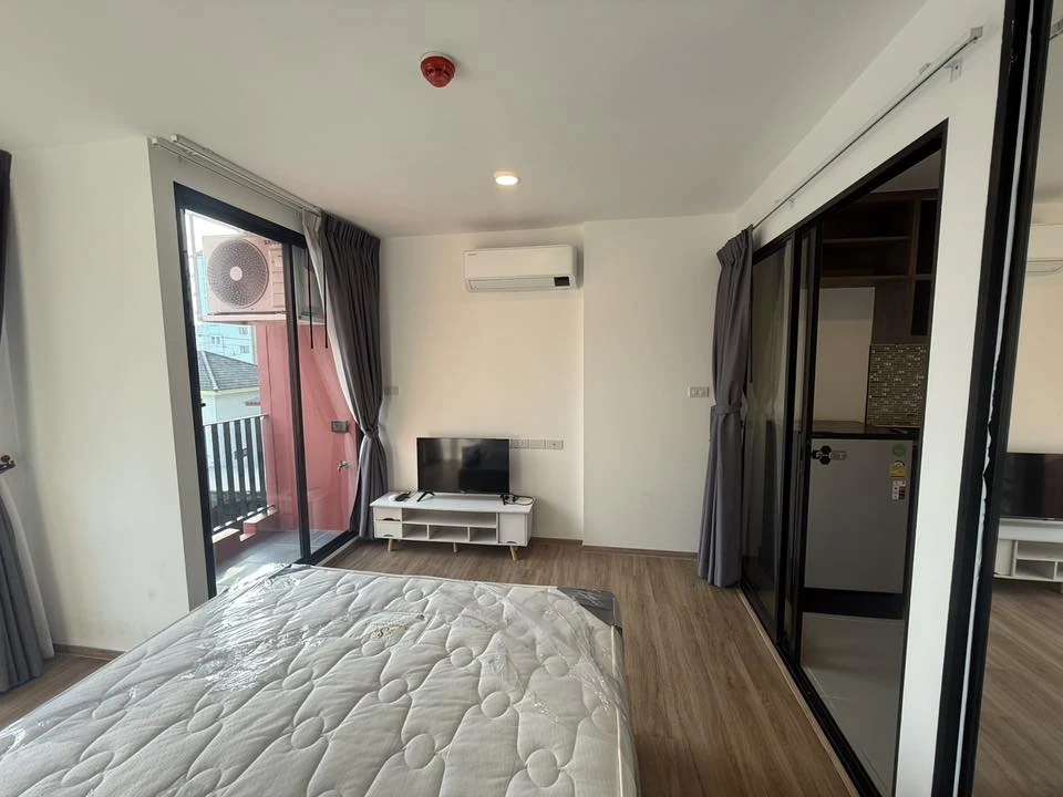 ให้เช่า Cybiq รัชดา 32 ติดวอลเปเปอร์ ลงผ้าม่าน 2 ชั้นเรียบร้อย พร้อมเครื่องใช้ไฟฟ้าครบครัน รีบจองเลย