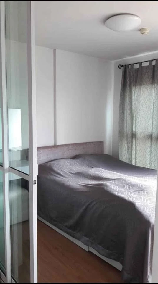 D Condo Ramkhamhaeng for rent. Features a living room, open kitchen, and balcony, along with amenities. Don't miss out!