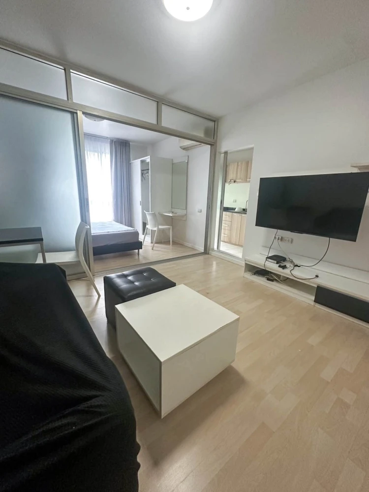 ให้เช่า D condo รามคำแหง 64 อยู่ตึก A ติดถนนรามคำแหง เฟอร์นิเจอร์ครบ มาแต่ตัวเข้าอยู่ได้เลย