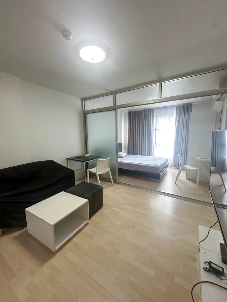 ให้เช่า D condo รามคำแหง 64 อยู่ตึก A ติดถนนรามคำแหง เฟอร์นิเจอร์ครบ มาแต่ตัวเข้าอยู่ได้เลย