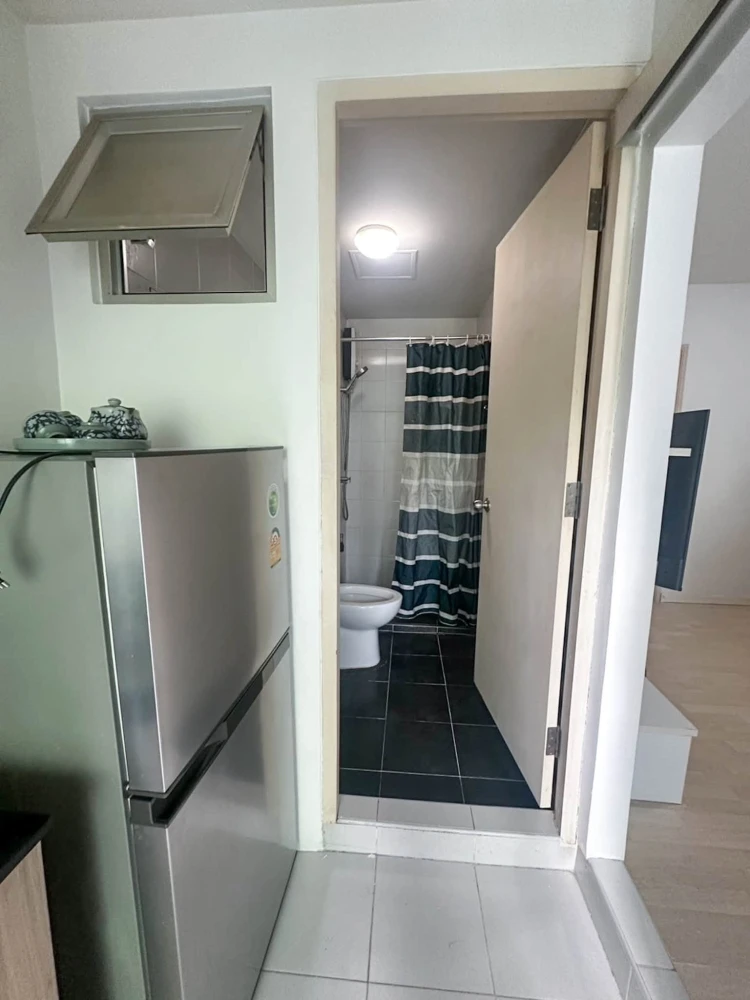ให้เช่า D condo รามคำแหง 64 อยู่ตึก A ติดถนนรามคำแหง เฟอร์นิเจอร์ครบ มาแต่ตัวเข้าอยู่ได้เลย