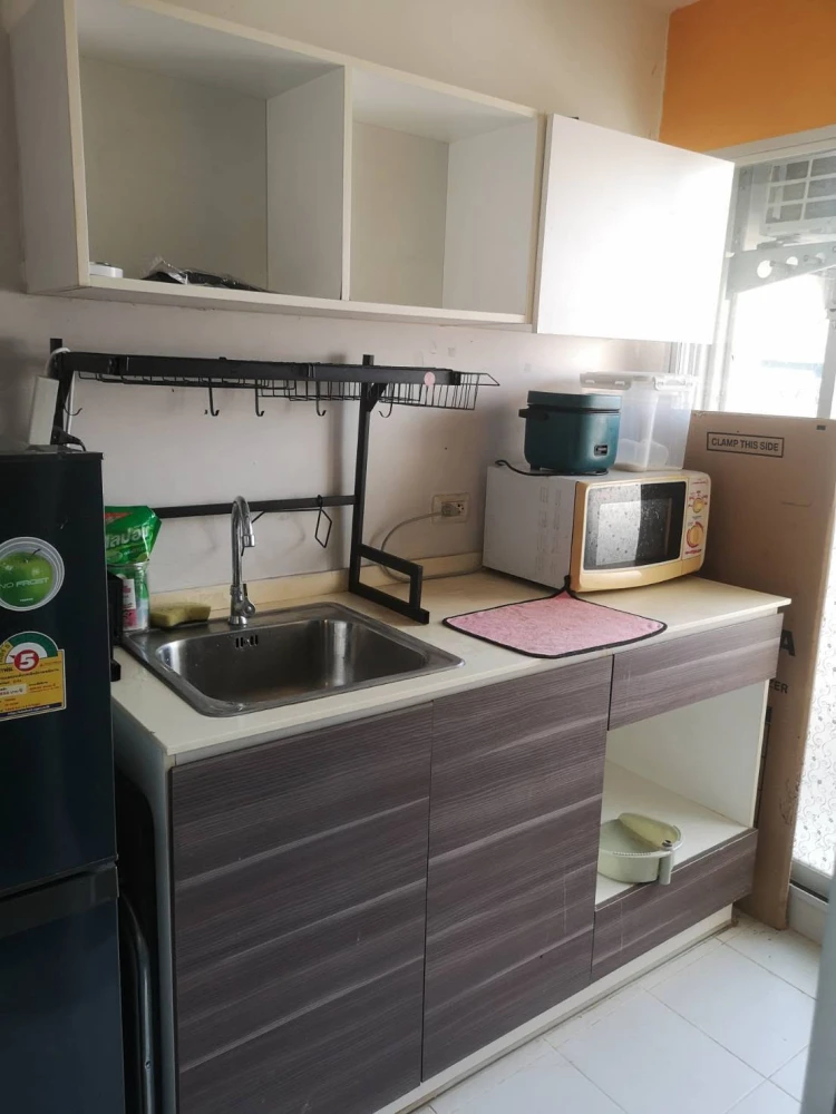 ให้เช่า D Condo Sathupradit 49 ห้องชั้น 4 มาพร้อมสิ่งอำนวยความสะดวกครบครัน หิ้วกระเป๋าเข้าอยู่ได้เลยจ้า