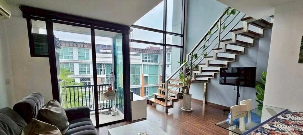 ให้เช่า D65 Condo – Duplex  เพดานสูง โปร่ง โล่ง อยู่สบาย  ชั้นบนสุด เงียบ เป็นส่วนตัว จองเลย อย่ารอช้า