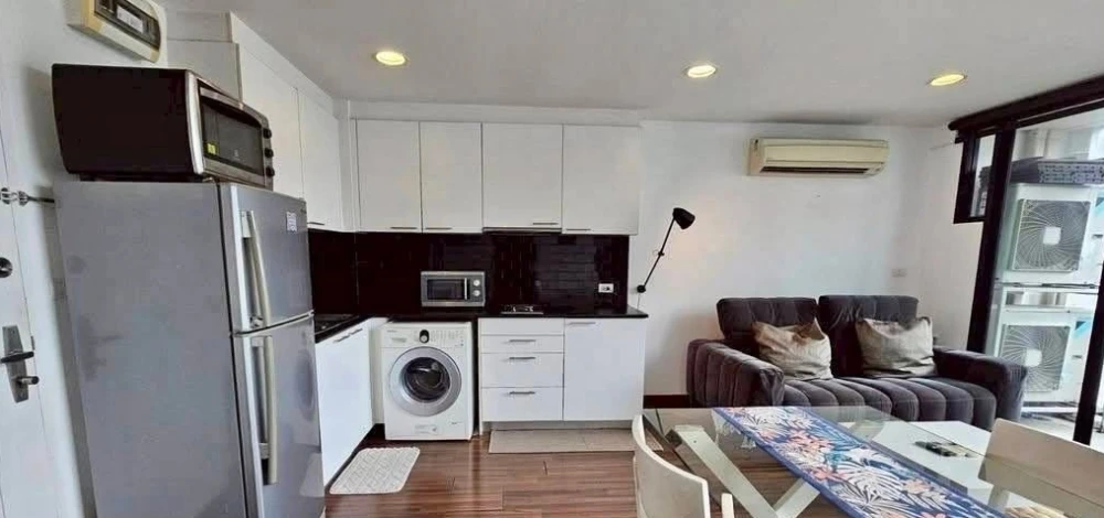 ให้เช่า D65 Condo – Duplex  เพดานสูง โปร่ง โล่ง อยู่สบาย  ชั้นบนสุด เงียบ เป็นส่วนตัว จองเลย อย่ารอช้า