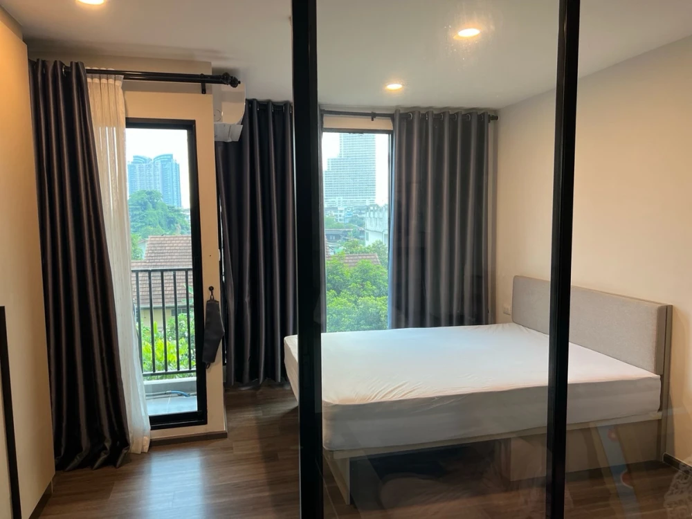 ให้เช่า FLEXI Sathon - Charoen Nakhon ชั้น 4 ห้องกั้น แต่งครบ จองเลย