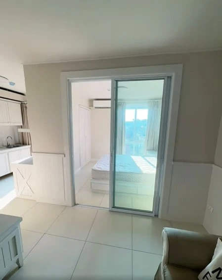 ให้เช่า Groovy Sriracha ห้องชั้น 4 มาพร้อมเฟอร์นิเจอร์และเครื่องใช้ไฟฟ้าครบครัน หิ้วกระเป๋าเข้าอยู่ได้เลยจ้า