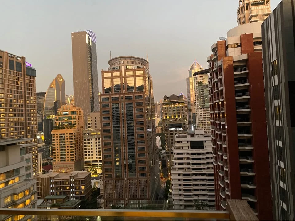 ให้เช่า Hansar Rajdamri ห้องนั่งเล่นขนาดใหญ่ พร้อมระเบียง มองเห็นวิวหลังสวน มีลิฟท์ส่วนตัว ห้ามพลาด