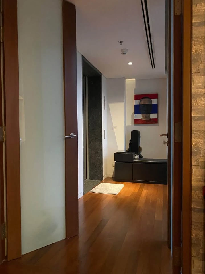 ให้เช่า Hansar Rajdamri ห้องนั่งเล่นขนาดใหญ่ พร้อมระเบียง มองเห็นวิวหลังสวน มีลิฟท์ส่วนตัว ห้ามพลาด