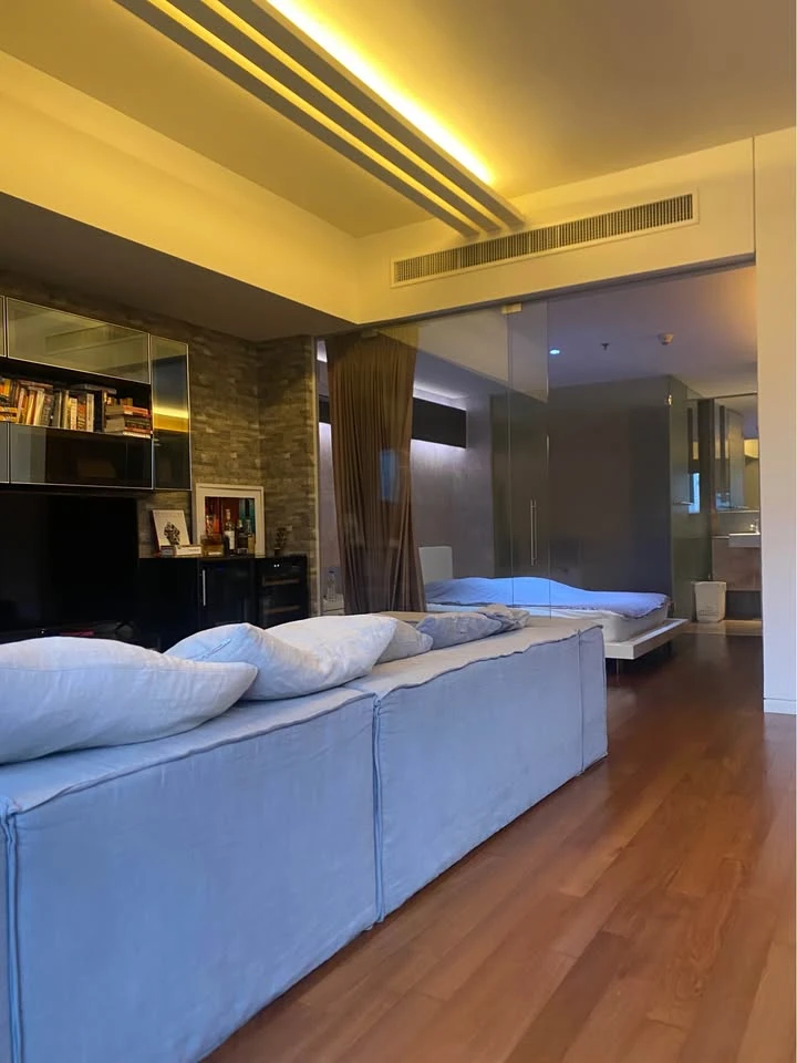 ให้เช่า Hansar Rajdamri ห้องนั่งเล่นขนาดใหญ่ พร้อมระเบียง มองเห็นวิวหลังสวน มีลิฟท์ส่วนตัว ห้ามพลาด