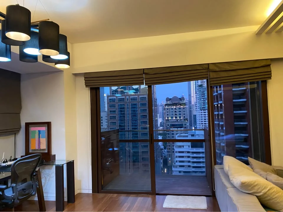 ให้เช่า Hansar Rajdamri ห้องนั่งเล่นขนาดใหญ่ พร้อมระเบียง มองเห็นวิวหลังสวน มีลิฟท์ส่วนตัว ห้ามพลาด