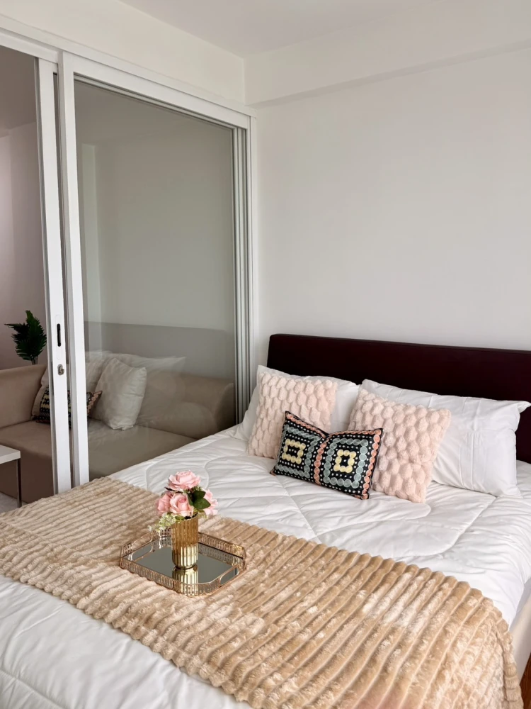 ให้เช่า i-biza Condominium RCA ห้องน่าอยู่ ตกแต่งคุมโทน เฟอร์นิเจอร์ครบครัน เห็นวิวสวย โล่ง จองเลย