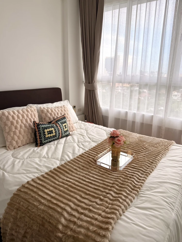 ให้เช่า i-biza Condominium RCA ห้องน่าอยู่ ตกแต่งคุมโทน เฟอร์นิเจอร์ครบครัน เห็นวิวสวย โล่ง จองเลย