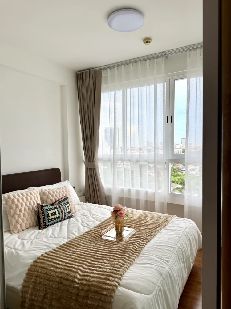 ให้เช่า i-biza Condominium RCA ห้องน่าอยู่ ตกแต่งคุมโทน เฟอร์นิเจอร์ครบครัน เห็นวิวสวย โล่ง จองเลย