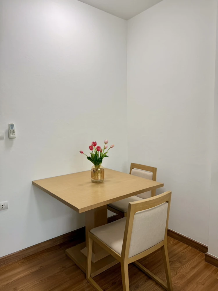 ให้เช่า i-biza Condominium RCA ห้องน่าอยู่ ตกแต่งคุมโทน เฟอร์นิเจอร์ครบครัน เห็นวิวสวย โล่ง จองเลย