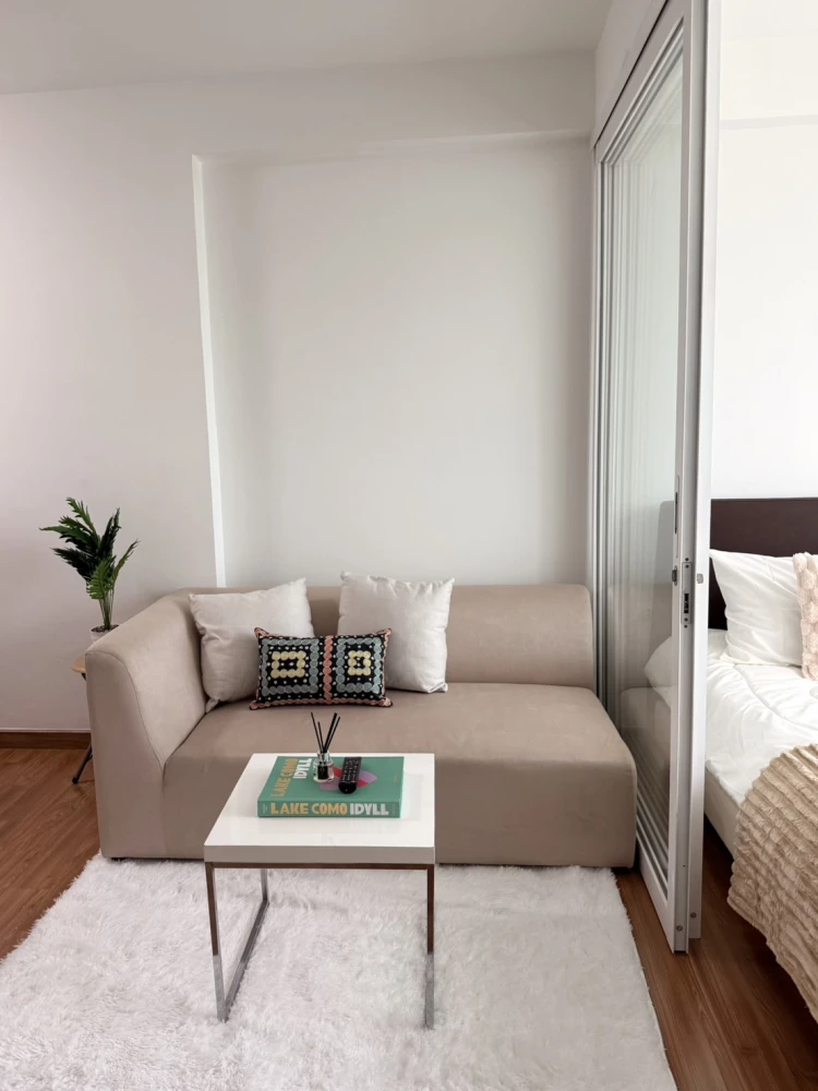 ให้เช่า i-biza Condominium RCA ห้องน่าอยู่ ตกแต่งคุมโทน เฟอร์นิเจอร์ครบครัน เห็นวิวสวย โล่ง จองเลย