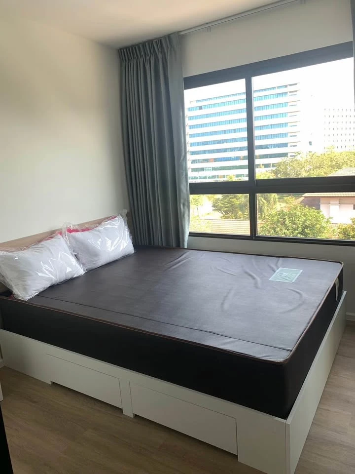 For rent: Icondo Active Phatthanakan, 5th floor, corner unit, breezy, fully furnished. This price won't last long!