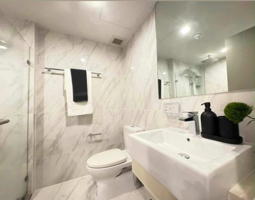 ให้เช่า IDEO MOBI Sukhumvit 40 คอนโดหรู 2 ห้องนอน วิวสวนและสระว่ายน้ำ เฟอร์นิเจอร์หรูหราครบครัน รีบจองเลย