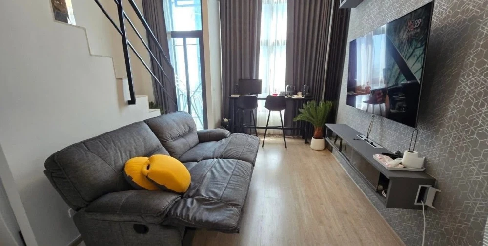 ให้เช่า Ideo New Rama 9 ห้องเพดานสูง โปร่งโล่ง ติดวอลเปเปอร์อย่างดี เฟอร์และเครื่องใช้ไฟฟ้าครบครัน ห้ามพลาด