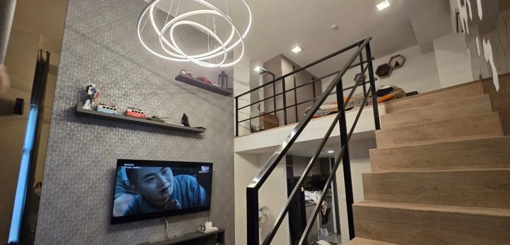 ให้เช่า Ideo New Rama 9 ห้องเพดานสูง โปร่งโล่ง ติดวอลเปเปอร์อย่างดี เฟอร์และเครื่องใช้ไฟฟ้าครบครัน ห้ามพลาด