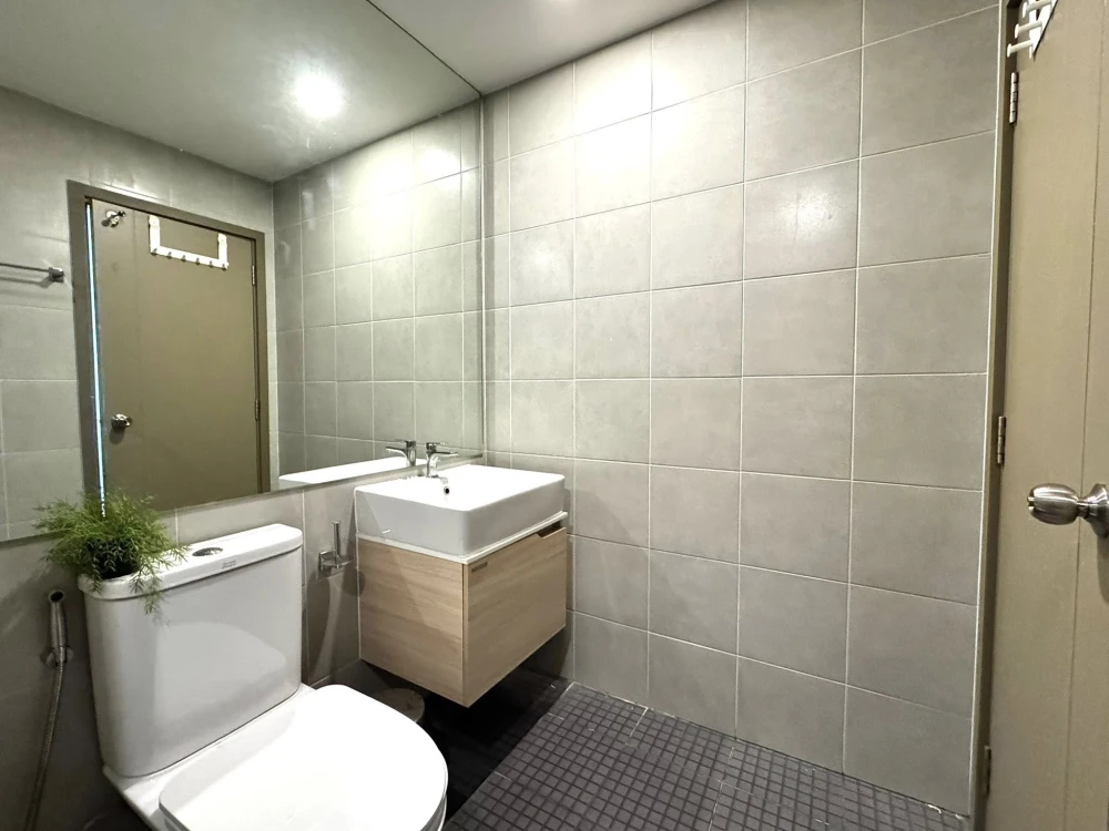 ให้เช่า IDEO O2 ห้องอยู่ชั้นสูงมากๆ วิวห้องหันไปทางวิวโค้งแม่น้ำเจ้าพระยา  มีเฟอร์นิเจอร์และเครื่องใช้ไฟฟ้าครบ จองเลย