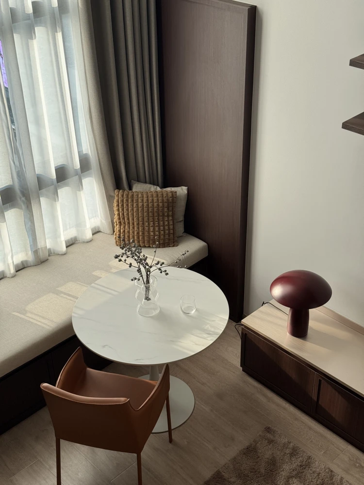 ให้เช่า IDEO RAMA 9–ASOKE ห้องเพดานสูงโปร่งโล่ง เฟอร์นิเจอร์ครบครัน แต่งสวย จองเลย