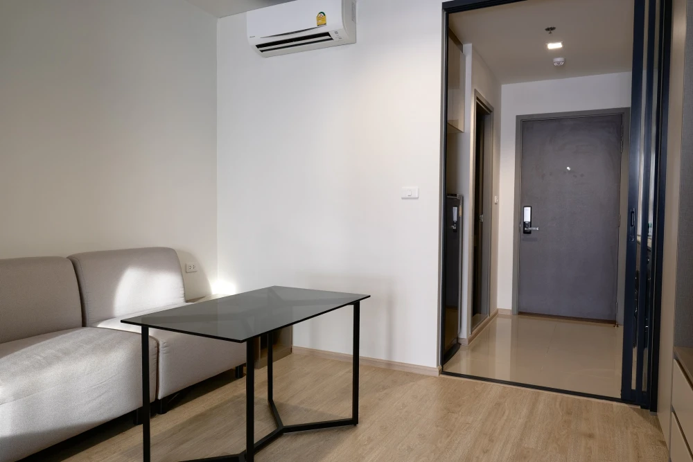 ให้เช่า Ideo Sathorn-Wongwian Yai 1 ห้องนอน 1 ห้องน้ำ มาพร้อมเฟอร์ครบครัน ดีแบบนี้ห้ามพลาด