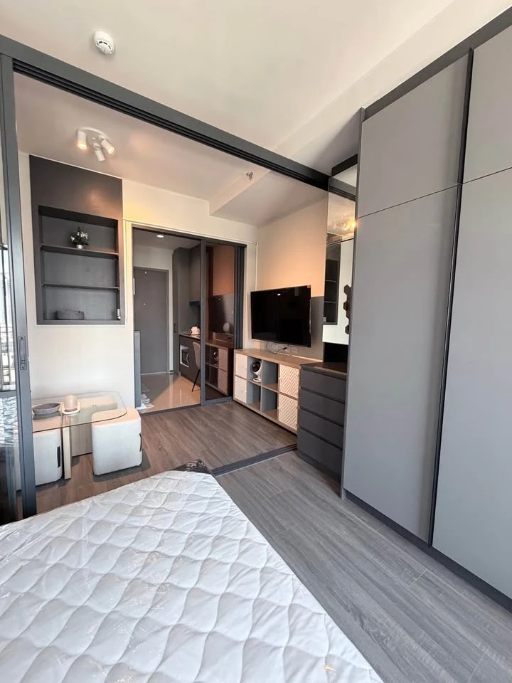 ให้เช่า Ideo Sukhumvit - Rama 4 ตั้งอยู่บนชั้น 12 พร้อมวิวที่ไม่มีสิ่งกีดขวาง  ห้องนี้ตกแต่งอย่างครบครันเพื่อไลฟ์สไตล์ระดับพรีเมียม