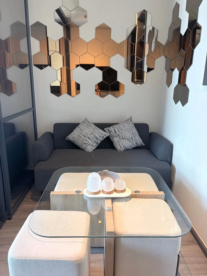 ให้เช่า Ideo Sukhumvit - Rama 4 ตั้งอยู่บนชั้น 12 พร้อมวิวที่ไม่มีสิ่งกีดขวาง  ห้องนี้ตกแต่งอย่างครบครันเพื่อไลฟ์สไตล์ระดับพรีเมียม