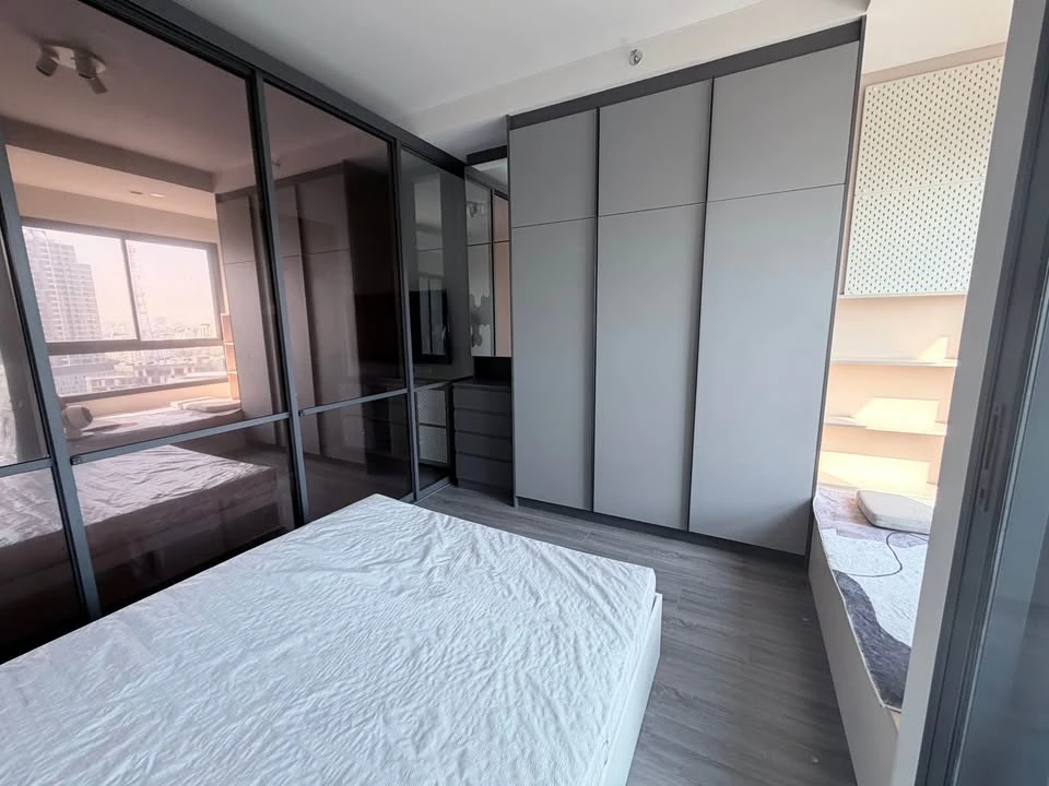 ให้เช่า Ideo Sukhumvit - Rama 4 ตั้งอยู่บนชั้น 12 พร้อมวิวที่ไม่มีสิ่งกีดขวาง  ห้องนี้ตกแต่งอย่างครบครันเพื่อไลฟ์สไตล์ระดับพรีเมียม