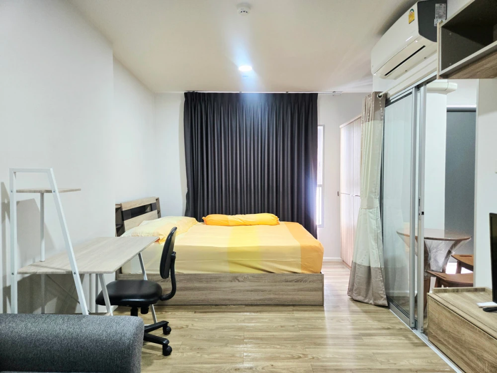 ISSI Condo Suksawat for rent, 19th floor, pool view. Bright and airy room with a beautiful view. Book now!