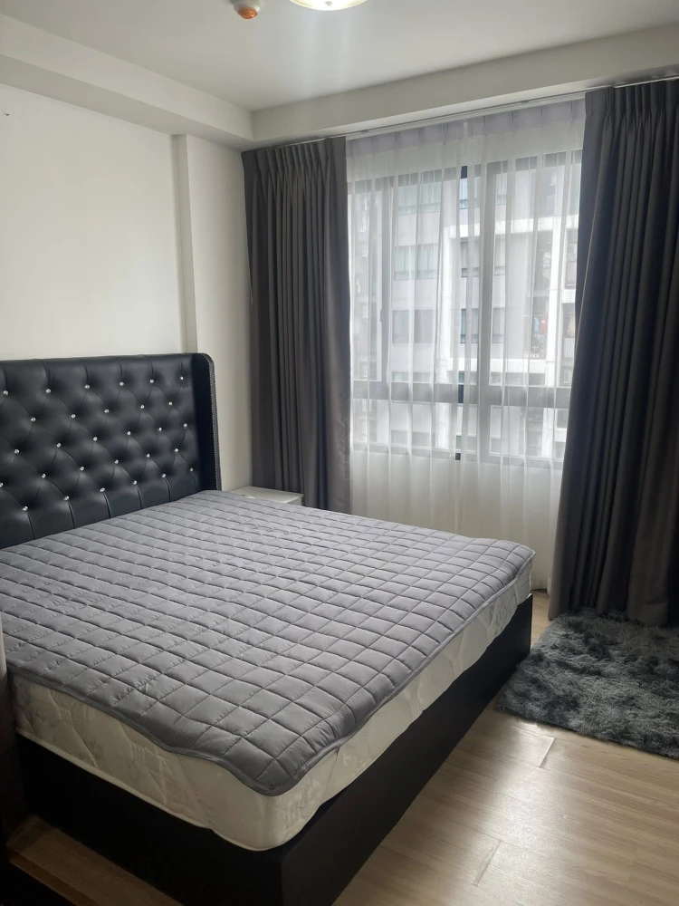 ให้เช่า J Condo Sathorn-Kallaprapruk 1 ห้องนอน 1 ห้องน้ำ มาพร้อมเฟอร์ครบครัน มองเห็นวิวสระ จองเลย