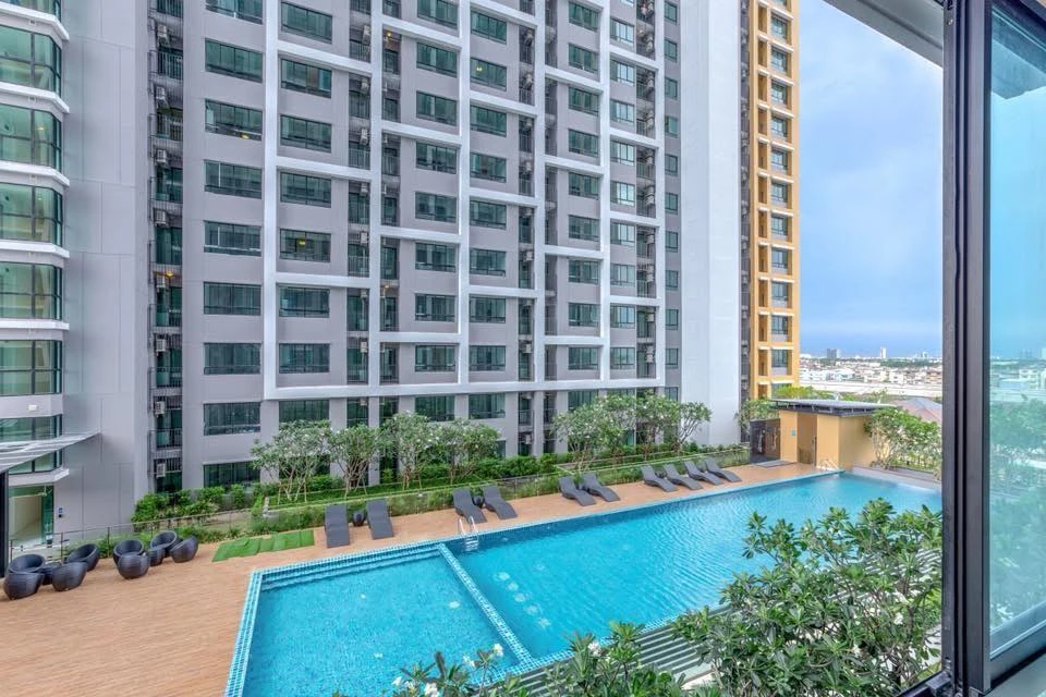ให้เช่า J Condo Sathorn-Kallaprapruk 1 ห้องนอน 1 ห้องน้ำ มาพร้อมเฟอร์ครบครัน มองเห็นวิวสระ จองเลย